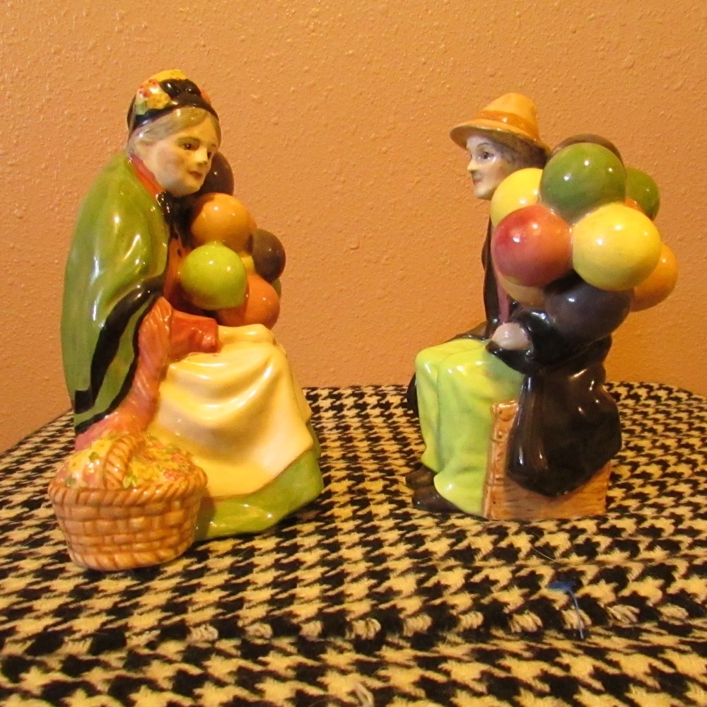 Royal Doulton figurines of the "Old Balloon Seller" & "The Balloon Man - Picture 2 of 7